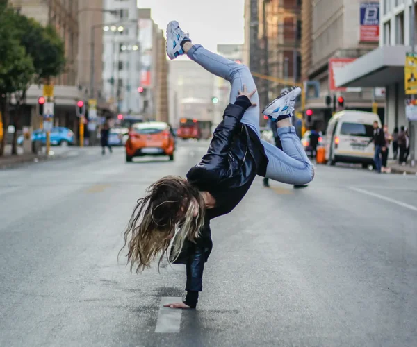 Person macht Handstand auf der Strasse